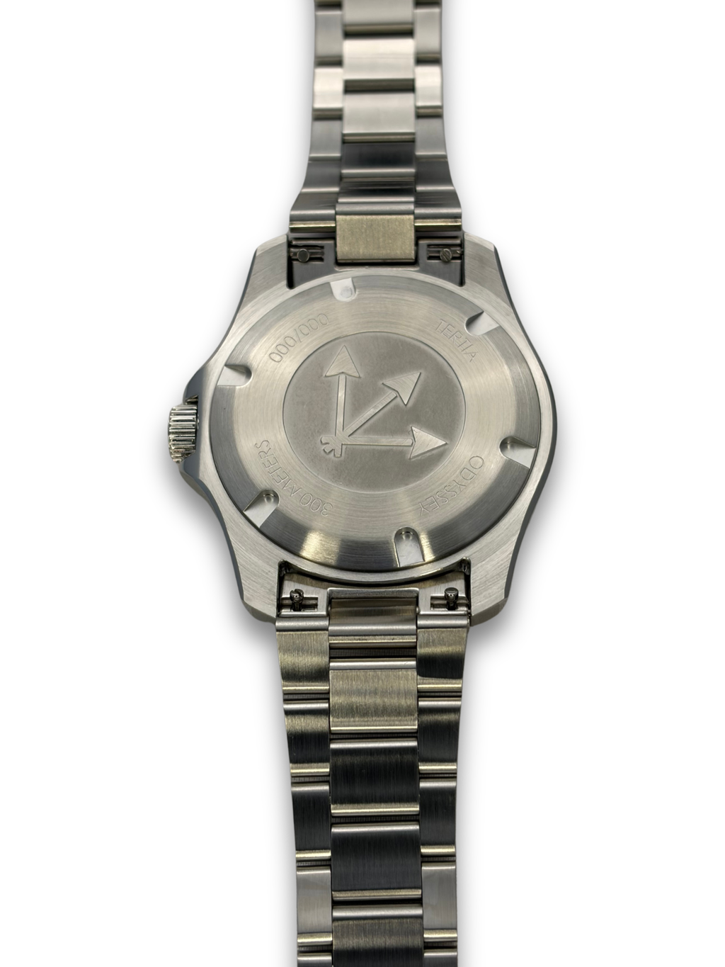 Watch case back with engraved arrow emblem and metal bracelet links