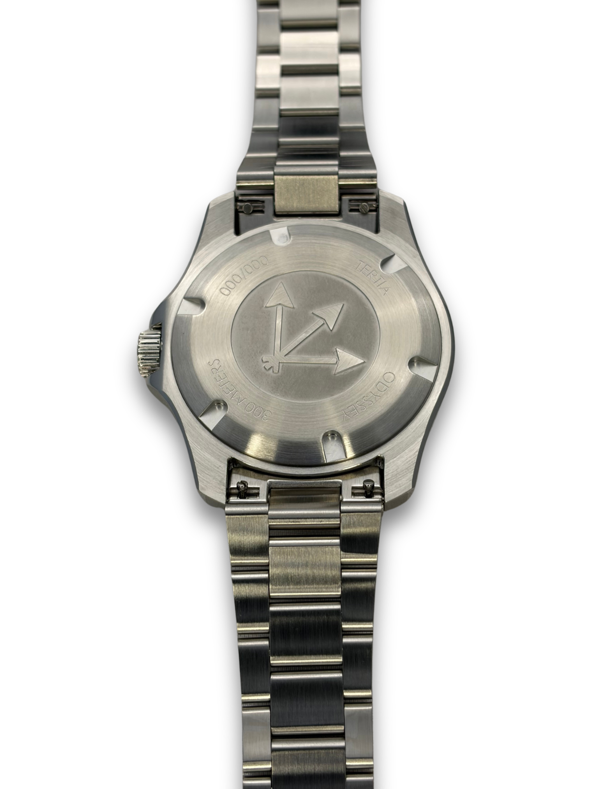 Watch case back with engraved arrow emblem and metal bracelet links