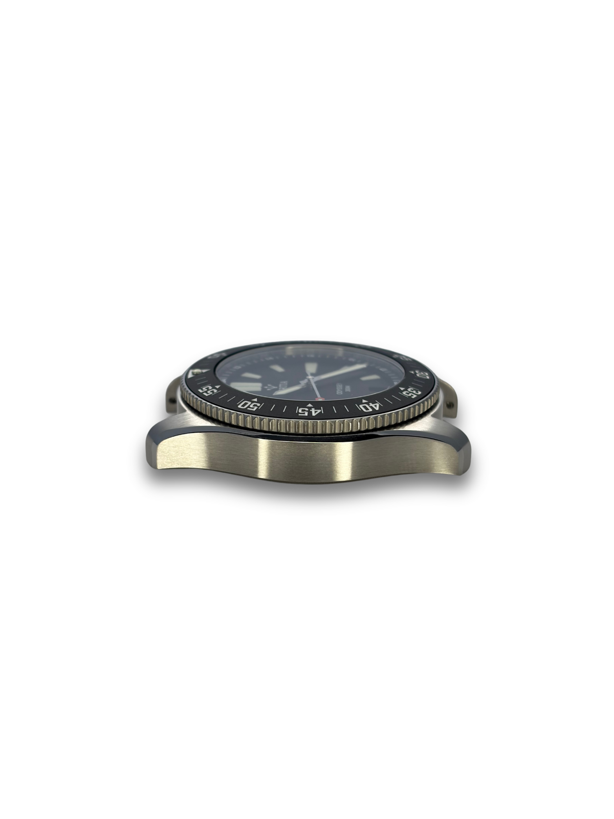 Low-profile watch case with ridged bezel edge and dark dial window